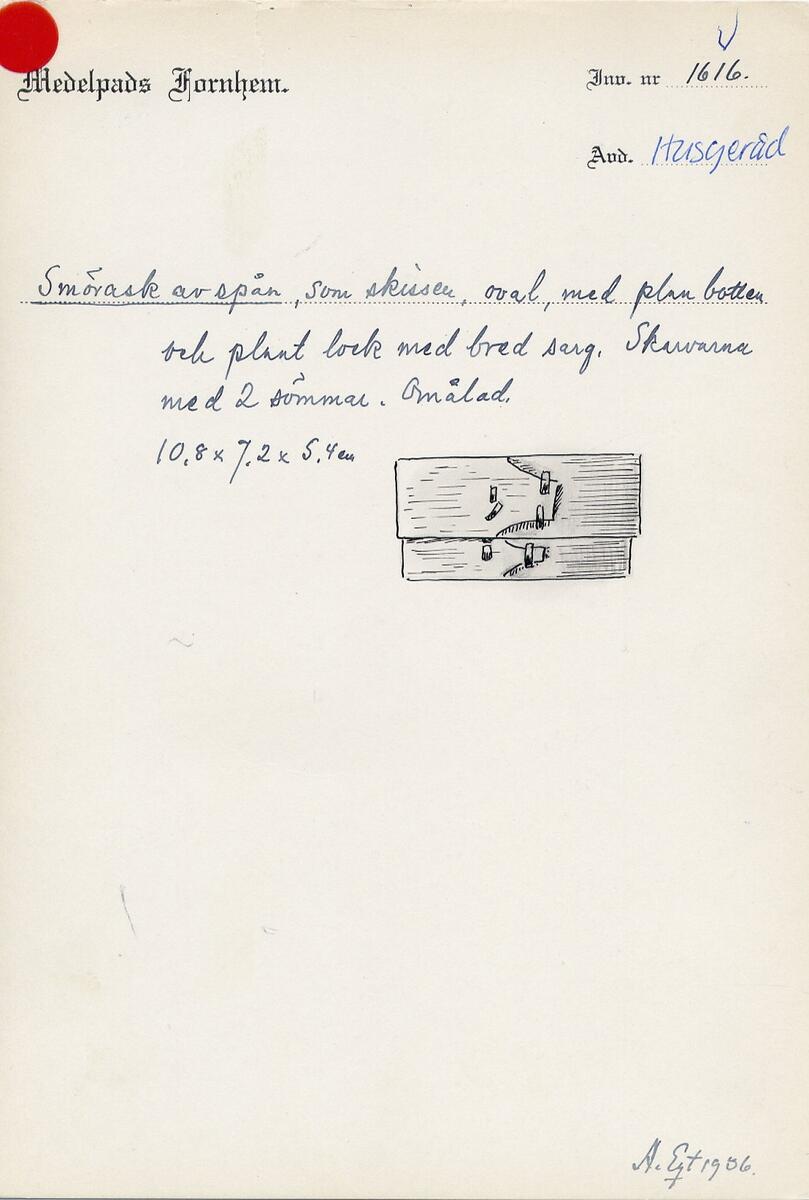 "Smörask av spån, som skissen, oval, med plan botten och plant lock med bred sarg. Skarvarna med 2 sömmar. Omålad. - 10,8 x 7,2 x 5,4 cm." (skiss) (Ur lappkatalogen. Arvid Enqvist, 1936)
