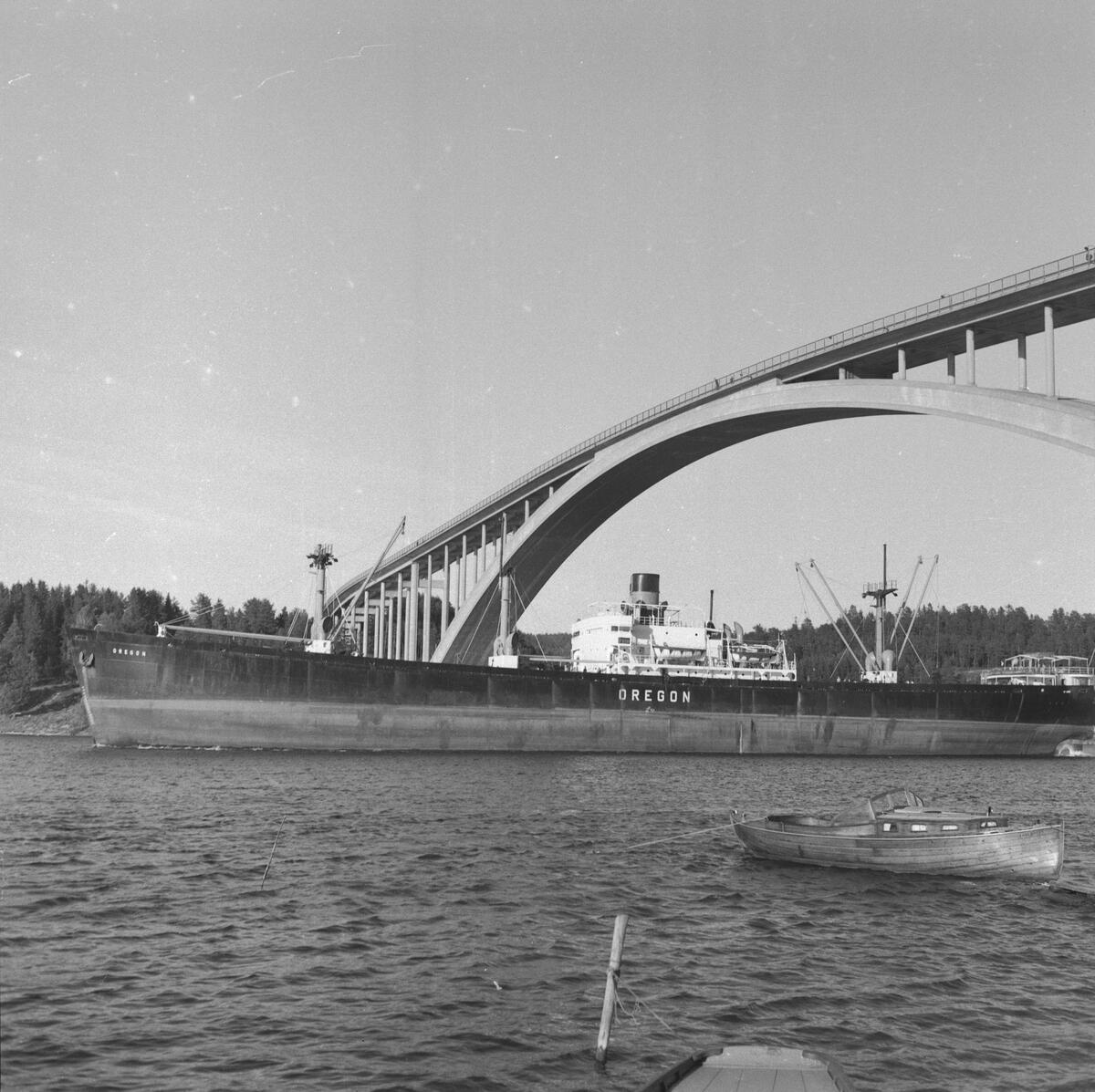 Fartyget Oregon vid Sandöbron
