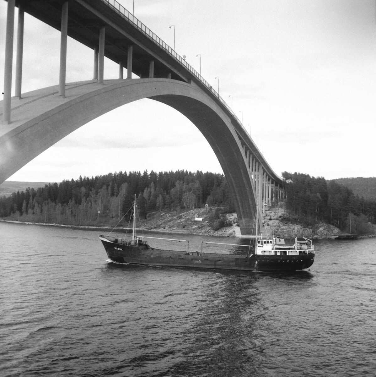 Fartyget Robox vid Sandöbron