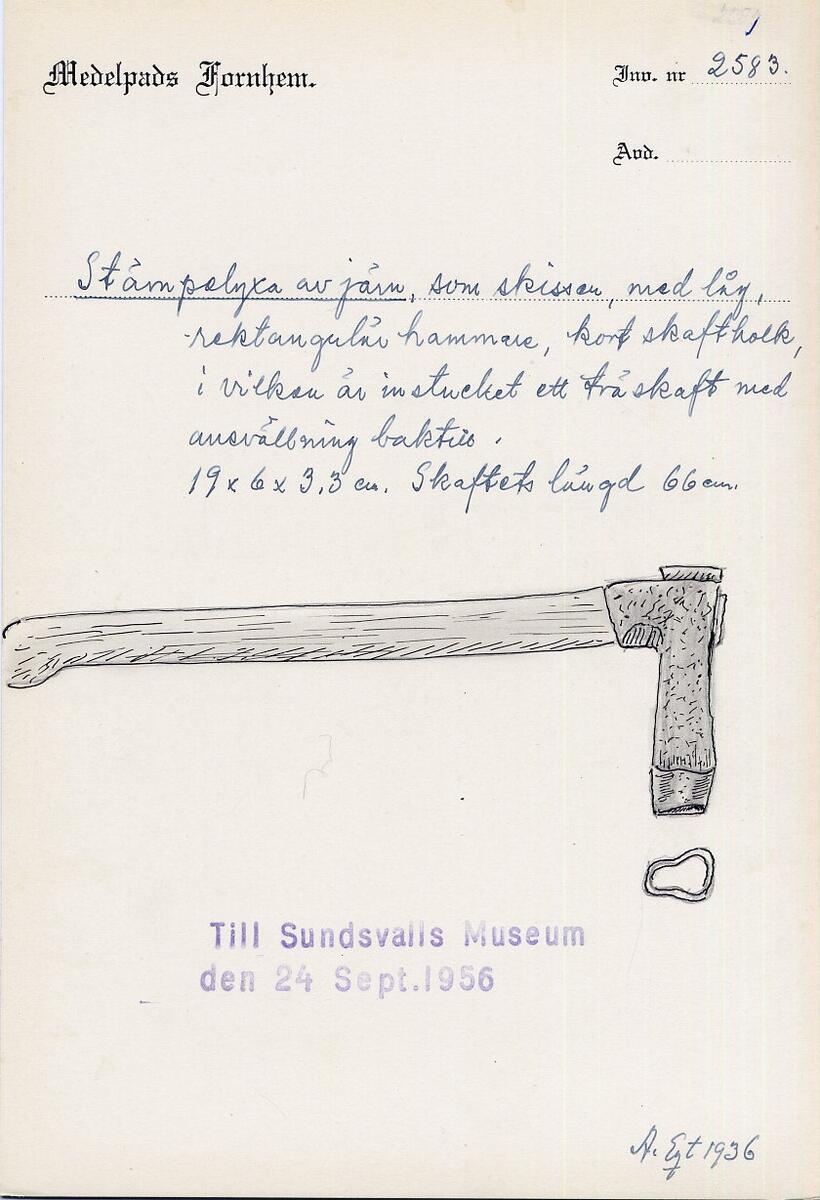 "Stämpelyxa av järn, som skissen, med låg, rektangulär hammare, kort skaftholk med träskaft, utvidgat baktill. - 19 x 6 x 3,3 cm. Skaftets längd 66 cm. - " (skiss) (ur lappkatalogen, Arvid Enqvist 1936)

