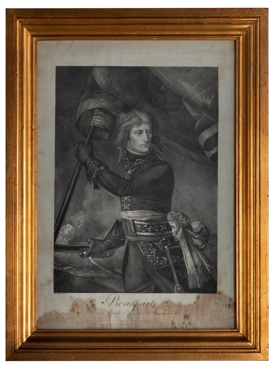 Fremstilling av Napoleon Bonaparte ved bruen i Arcole 1796. Han er ikledd uniform og holder et stort flagg i venstre hånd som vaier over hans hode. I høyre hånd holder han en sabel.