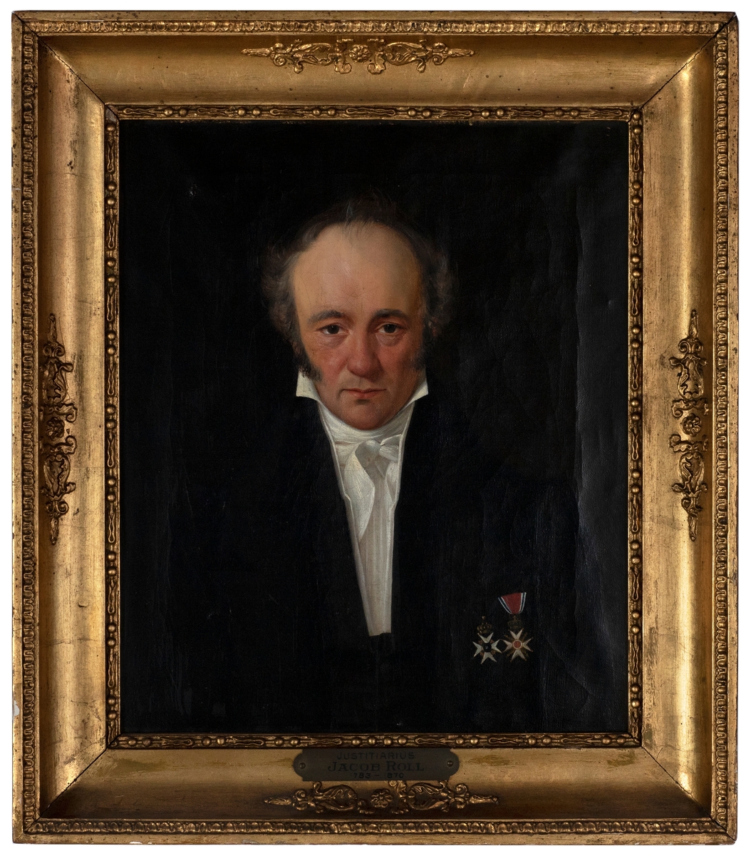 Portrett av en mann i svart drakt med hvitt halstøy og hvit skjorte. Han bærer to ordener. Ansiktet har en rødmusset hudfarge.