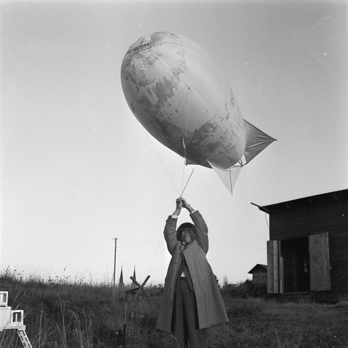 Meteorologiska institutionen, assisten Morales med ballong och mätinstrument, Uppsala 1956