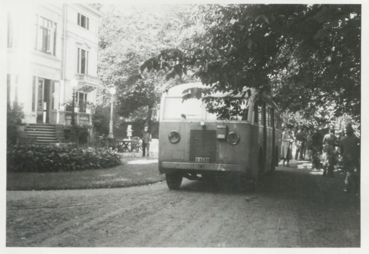 En buss står framför en stor byggnad, troligtvis Thorskogs Slott, okänt årtal. Hilda Sandberg (född Olsson) arbetade i köket på slottet innan hon arbetade som husa hos Håkan Jönsson i Stretered. 
Foto från Sagered-album.