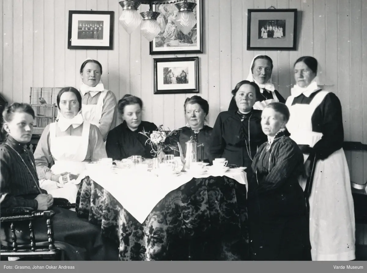 Kvinneforening i Vardø prestegård, ca. 1918