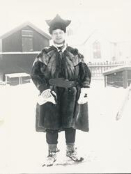 Johan Oskar Grasmo utenfor prestegården, ikledd samisk pesk 