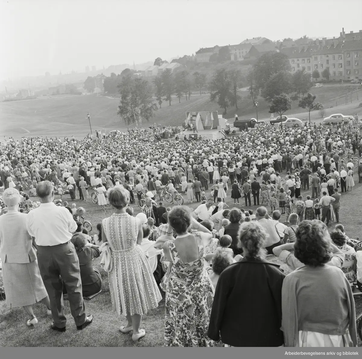 Oslo kommunes parkkvelder: "Park non stop show". Avslutningen på årets sesong ble holdt i Torshovdalen. 24. August 1959.