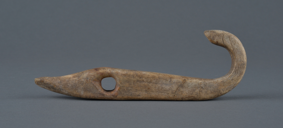 Form: Trekrok med hull

Krok til bruk på gammelt vasstre (børtre).