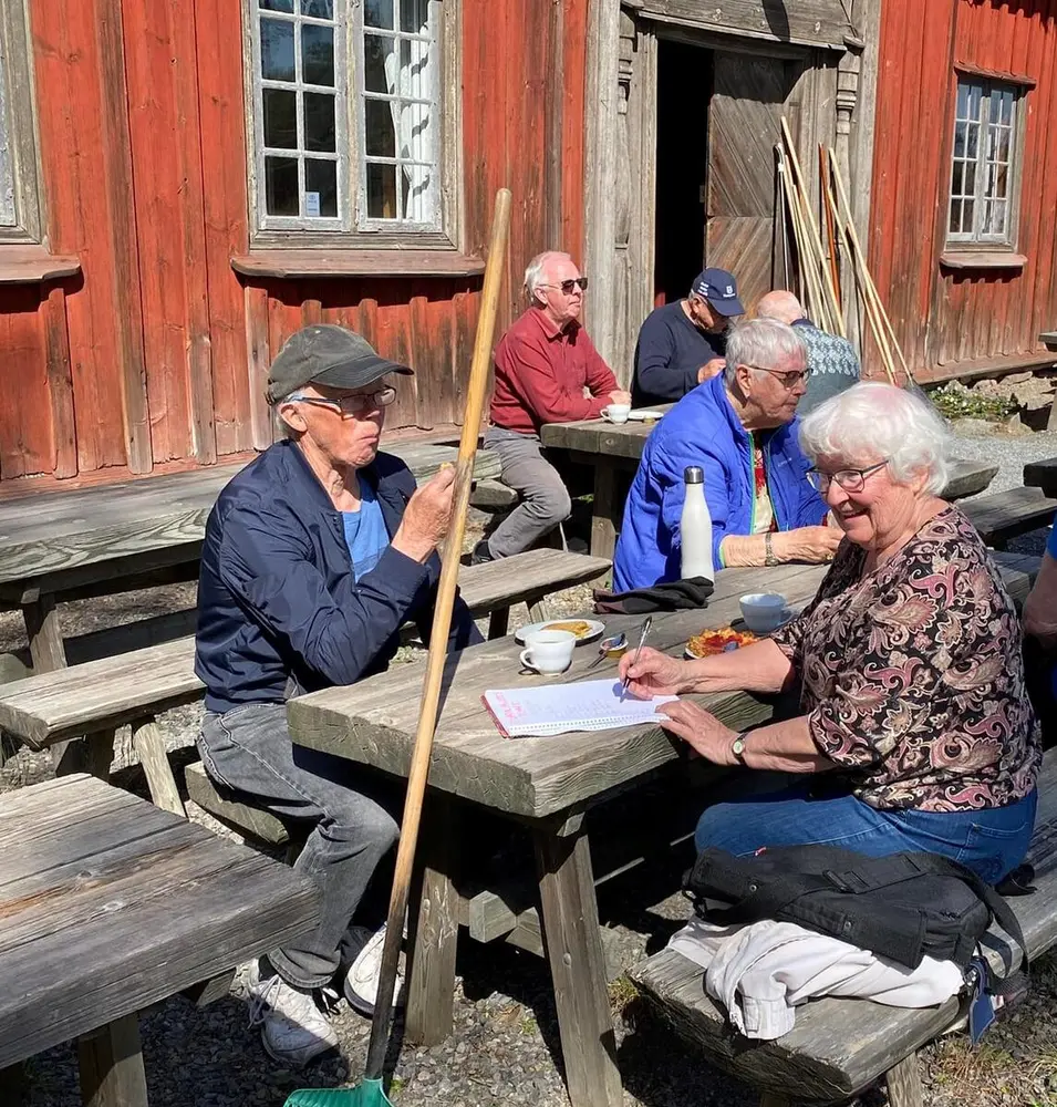 Glomdalsmuseets venneforening tar en velfortjent matpause utenfor Petershagen kro, under en dugnad.