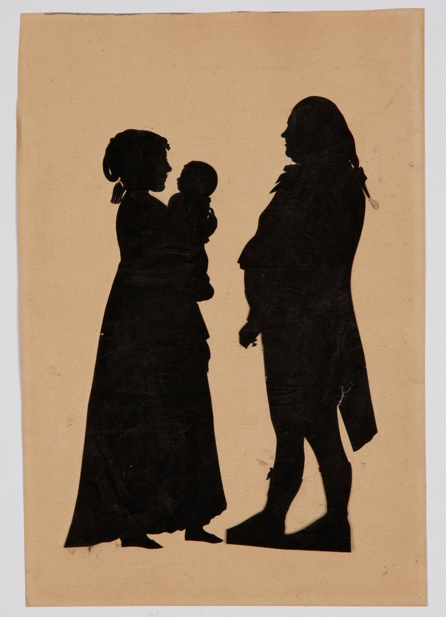 Helfigurbilder i silhuettform av et ektepar i profil. Kvinnen bærer et lite barn. De er ikledd drakter fra siste del av 1700-tallet.