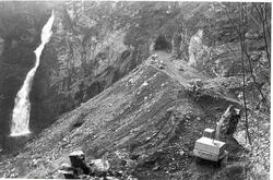 Byggingen av ny vei ved Stalheimskleivene i oktober 1977