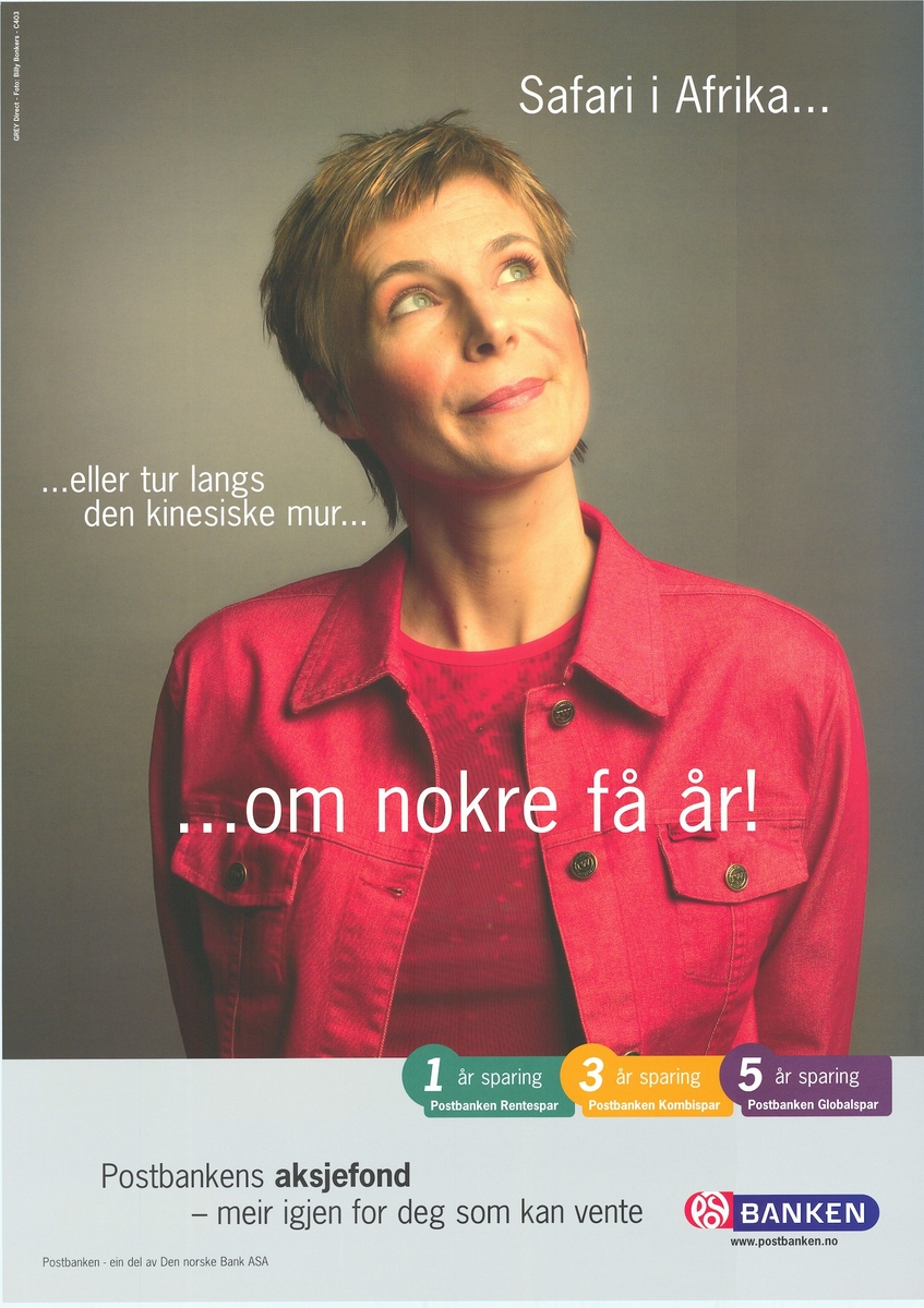 Plakat med motiv av en person i rød jakke, tekst og bilde. Plakaten er tosidig med tekst på bokmål og nynorsk på hver sin side.