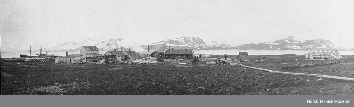D/S Folsjø ved kai ved hvalstasjonen i Green Harbour, Grønfjorden Spitsbergen : telegrafidirektør Thomas Thomassen Heftyes (1860-1921) reise til Svalbard og Ingø i 1911