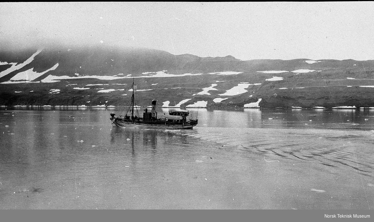 Hvalfangere i Safe Harbour, Spitsbergen : telegrafidirektør Thomas Thomassen Heftyes (1860-1921) reise til Svalbard og Ingø i 1911