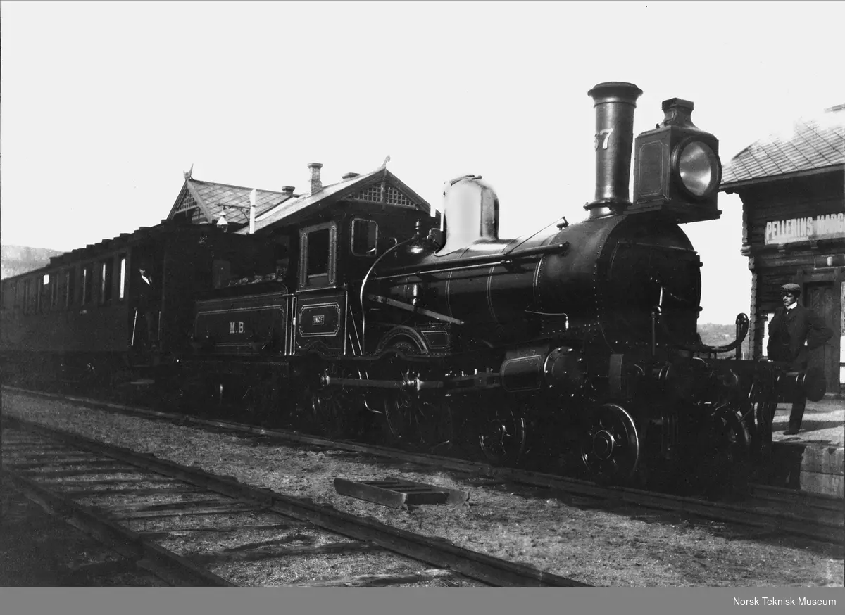 Meraakerbanens lokomotiv nr. 6, "Inge", senere NSB-type 9 a nr. 57, levert av Beyer Peacock, Manchester i 1877. 