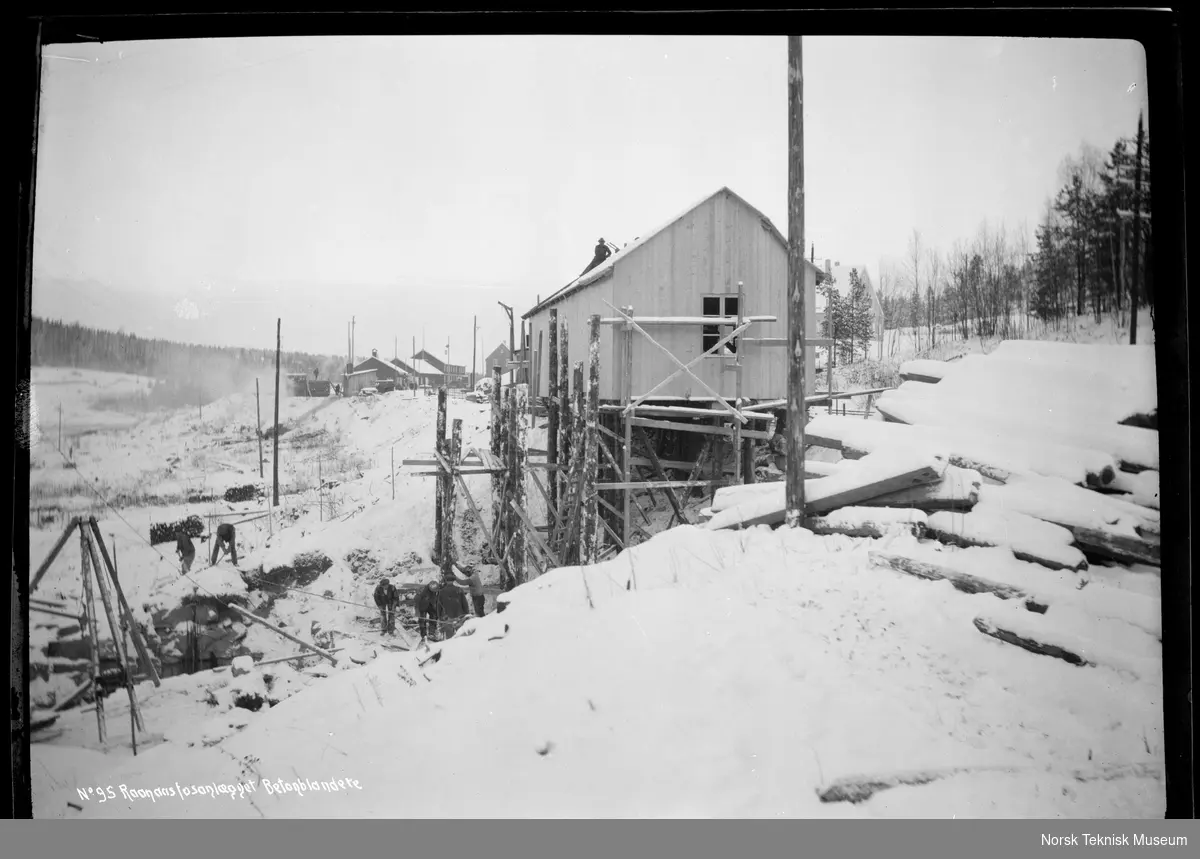 Betongblandere til Rånåsfoss kraftverk fotografert i forbindelse med utbyggingen av Raanaasfossen 1918-1930