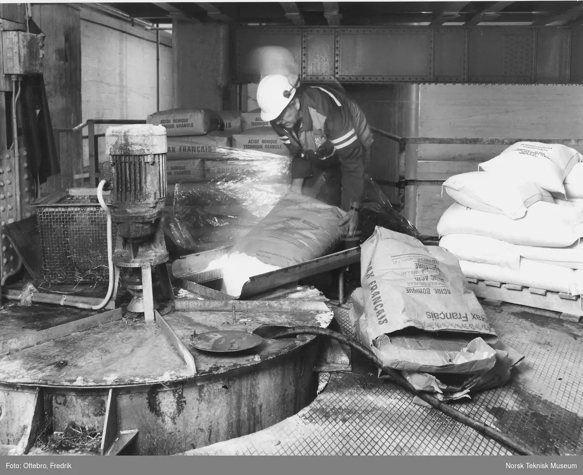Ammoniumnitrat-fabrikken : Kristian Lie tilsetter borsyre og diammoniumfosfat