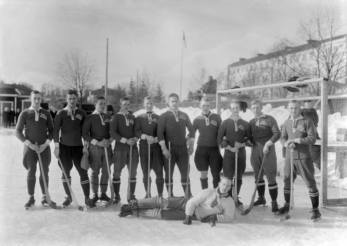 Linköpings allmänna idrottsklubb (LAIK) bildades redan 1908 och blev då stadens första fotbollsförening, men som länge var brukligt, kombinerade man vintertid med bandy. Här ser vi just föreningens bandylag på Gamla idrottsplatsen.