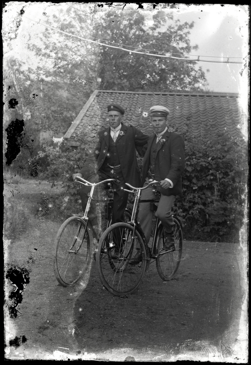 Unga män på cykel