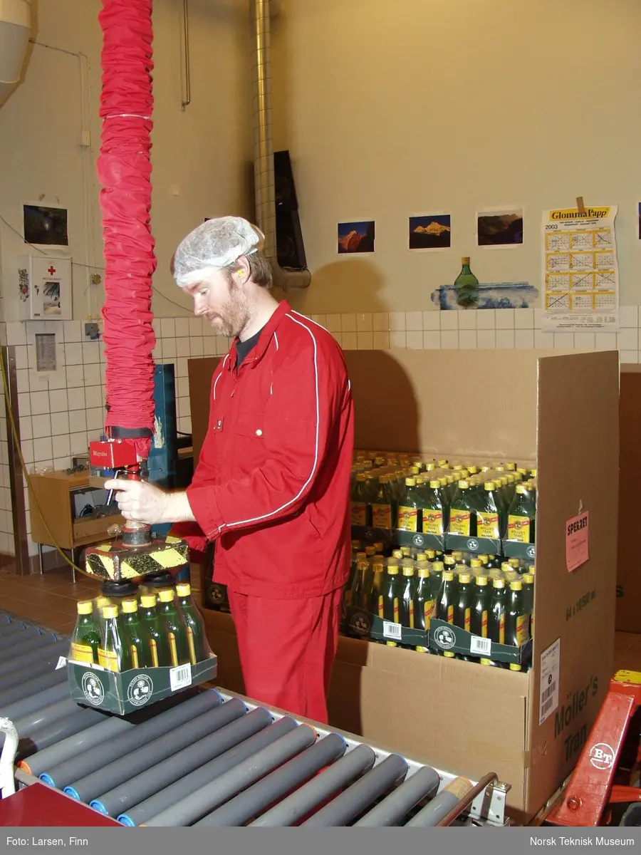 Siste stasjon i flaskefyllingsanlegg. Peter Möller på Løren, desember 2003.