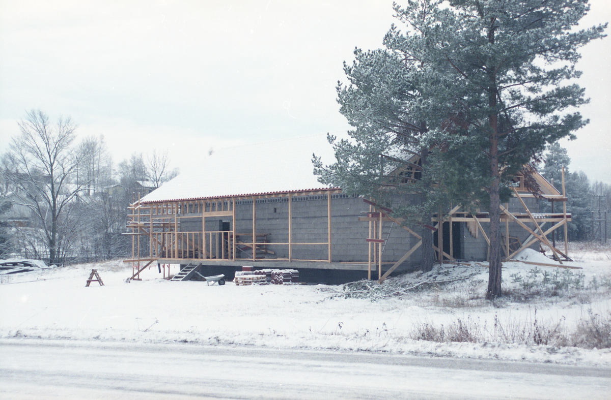 Sju bilde av utstillingsbygget ved Bø museum under oppføring.  Vinterbilde.