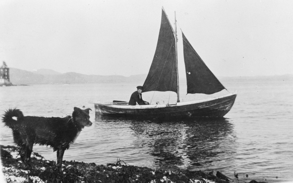 Mann med seglbåt, Uthaug, Ørlandet