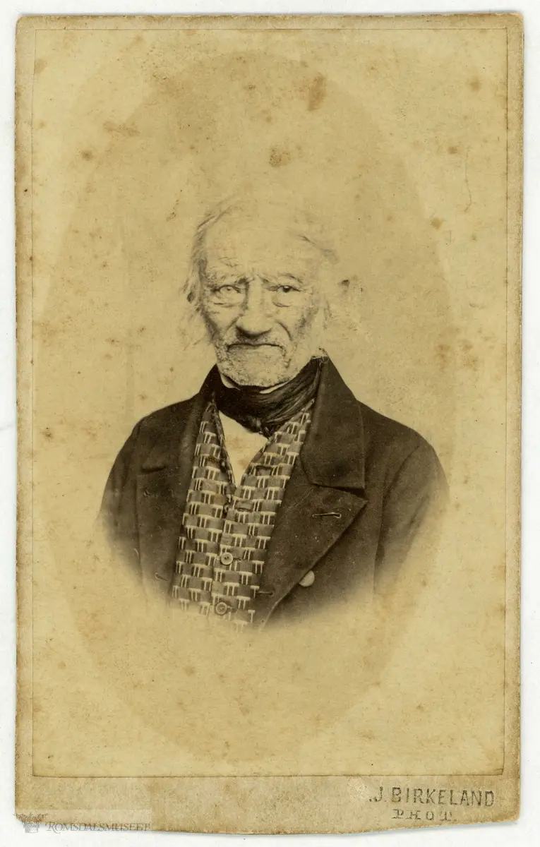 A Nikolai Peter Grüner, 1786 - 1868, (var son til Herluf Trolle Gruner f. 1762 fra Odense på Fyn), var skipskaptein, kontormann på embetskontor, kjøpte Bøgarden i 1836, samme året ble han tilsett som lensmann i Veøy, gift i 1837 med Guri Hlvardsdt. Siem, 1815 - 1850, fra Eid, Gårdskone..Lensmann Grüner var en rettskaffen og lagelig kar, men fikk lite inkassotenester og hadde dårlig økonomi, han solgte gården i 1856 til Aslak K. Holmem og flytta til Skrubbhaugen, en plass under Seljevold, bodde der som lensmann i 1866 og fikk en liten pensjon. Grüner hadde en lensmannsbetjent, Erik Vigen, som ødela mye for ham
