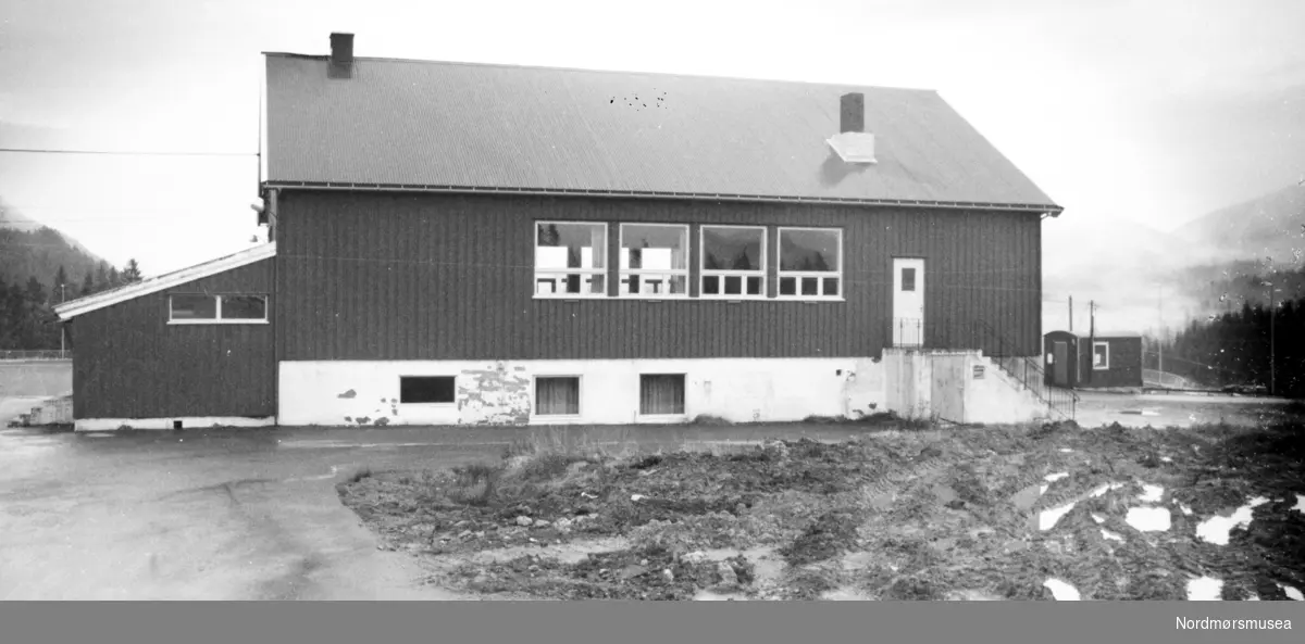 Idretts- og skytterhuset Leite. Bildet er fra avisa Tidens Krav sitt arkiv i tidsrommet 1970-1994. Nå i Nordmøre museums fotosamling.