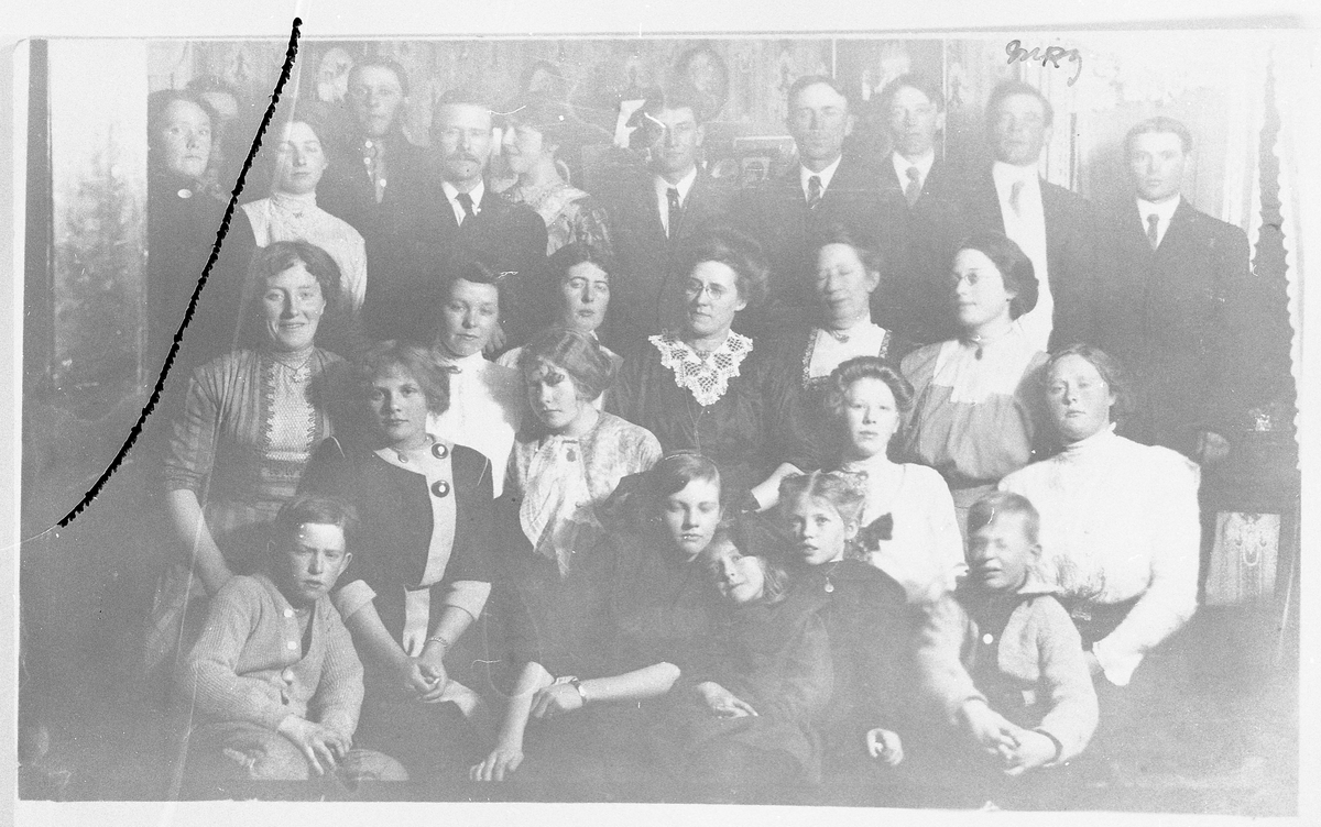 Gruppebilde, Devils Lake, N.Dakota. Som nr. to fra høyre i bakerste rekke står Harald Hermanrud, bror til mangeårig ordfører i Østre Toten. Han reiste til Amerika i 1904. Gruppa er ungdomsforeningen, trolig av Sønner av Norge som han var medlem av.