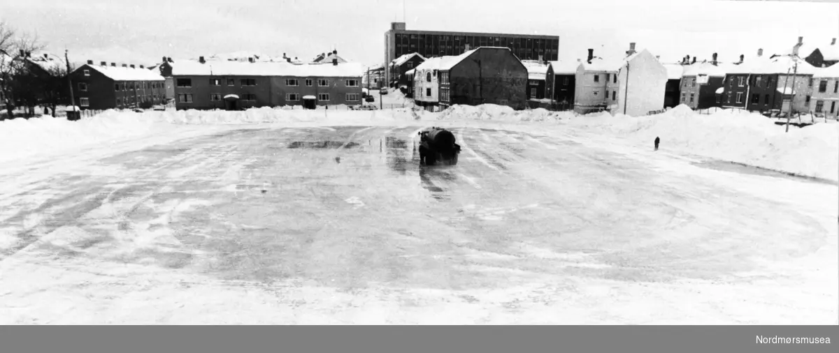 En vinterdag på idrettsplassen. Bildet kan muligens dateres til omkring 1984-1985. Bildet er fra avisa Tidens Krav sitt arkiv i tidsrommet 1970-1994. Nå i Nordmøre museums fotosamling.