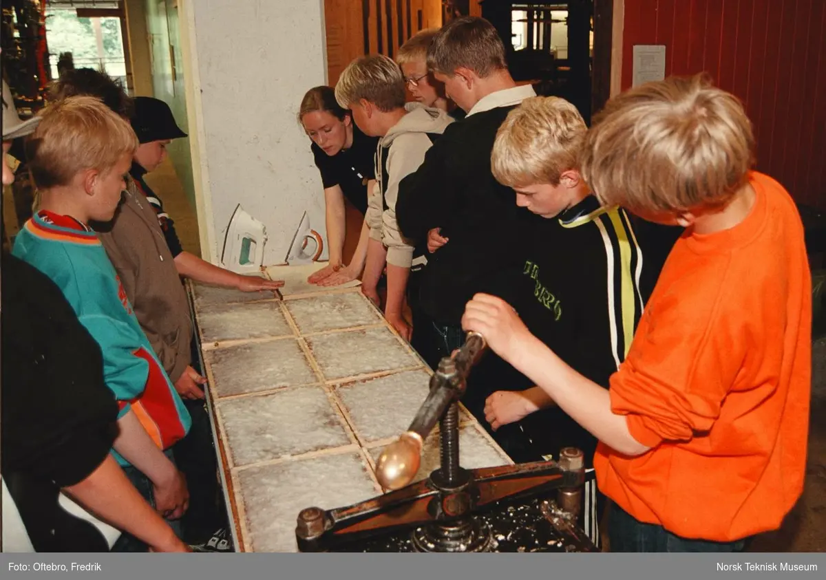 Papirfremstilling i Norsk Teknisk Museums utstilling Skogen som ressurs. Det håndformede papiret gjøres klar til pressing
