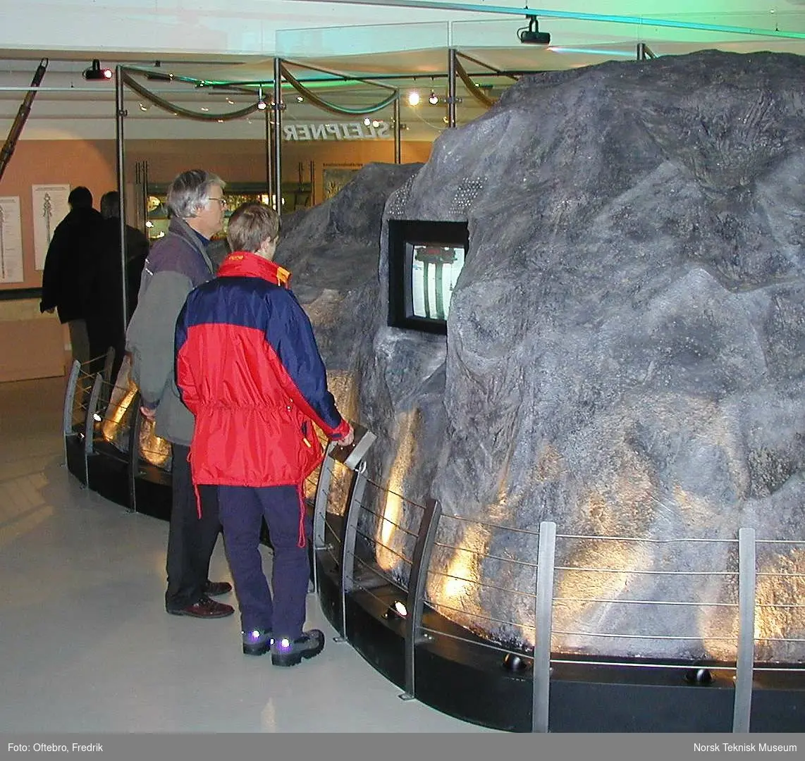 Åpningen av oljeutstillingen Jakten på oljen i Norsk Teknisk Museum 1. mars 2000