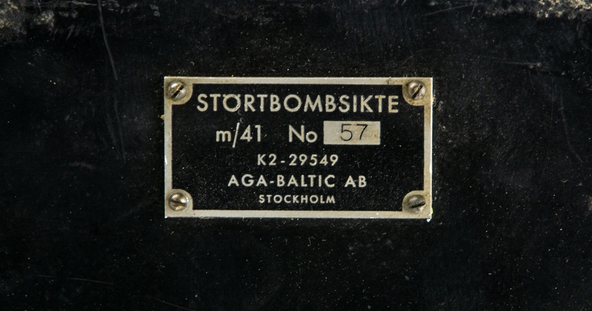 Störtbombsikte M/41, till flygplan B 17 och B 5. Tillverkad av AGA-Baltic AB Stockholm.