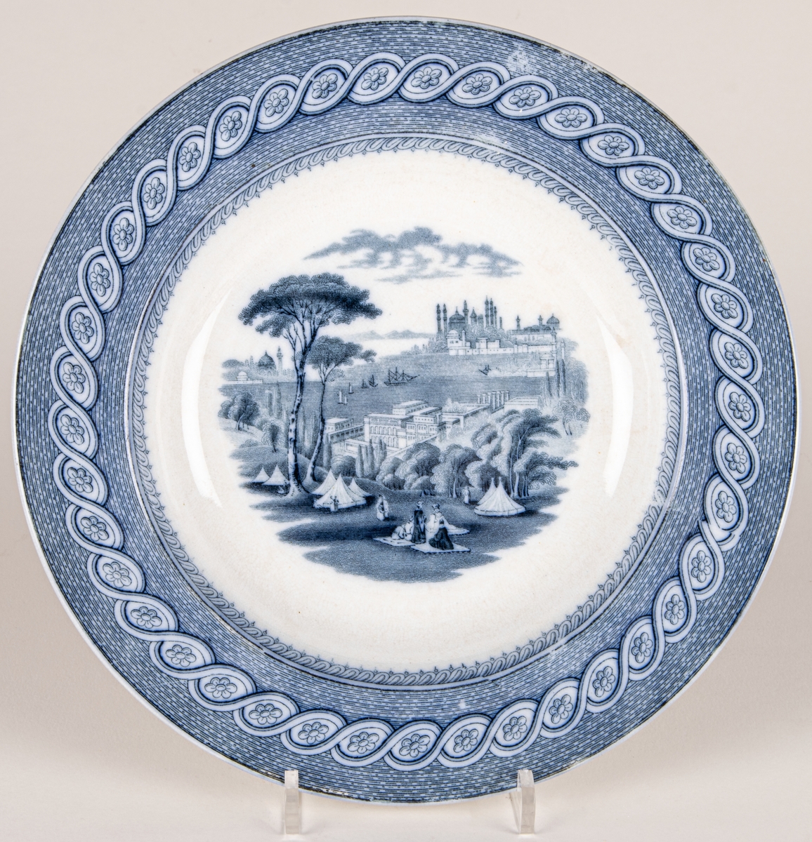 Tallrik, djup, fajans, blå dekor, stämplade med kartusch, märkt: "Byzantium JR & C". 
John Ridgway & Co, Shelton, England 1841-1855.