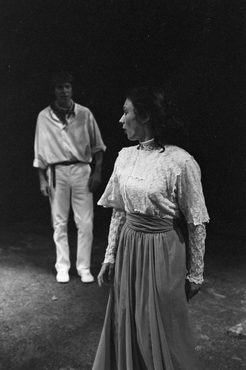 Scene fra Nationaltheaterets oppsetning av Henrik Ibsens "Kjærlighetens Komedie". Forestillingen hadde premiere 1. september 1980. Edith Roger hadde regi, og medvirkende var blant annet Merete Moen og Katja Medbøe som Svanhild og Svein Strula Hungnes som Falk.