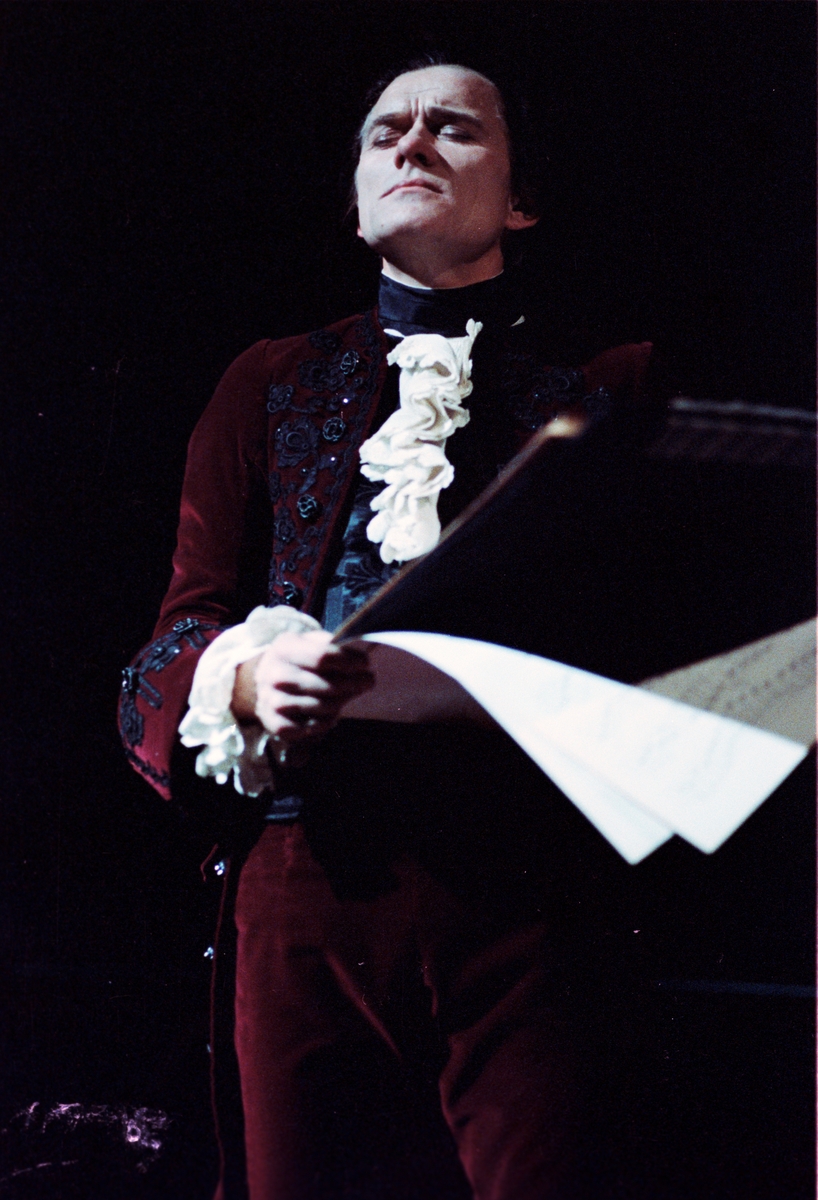 Scene fra Nationaltheaterets oppsetning av Peter Shaffers "Amadeus". Forestillingen hadde premiere 9. desember 1980. Regi var ved Toralv Maurstad, scenografi ved Lubos Hruza og kostymer ved Bruce Snyder. 