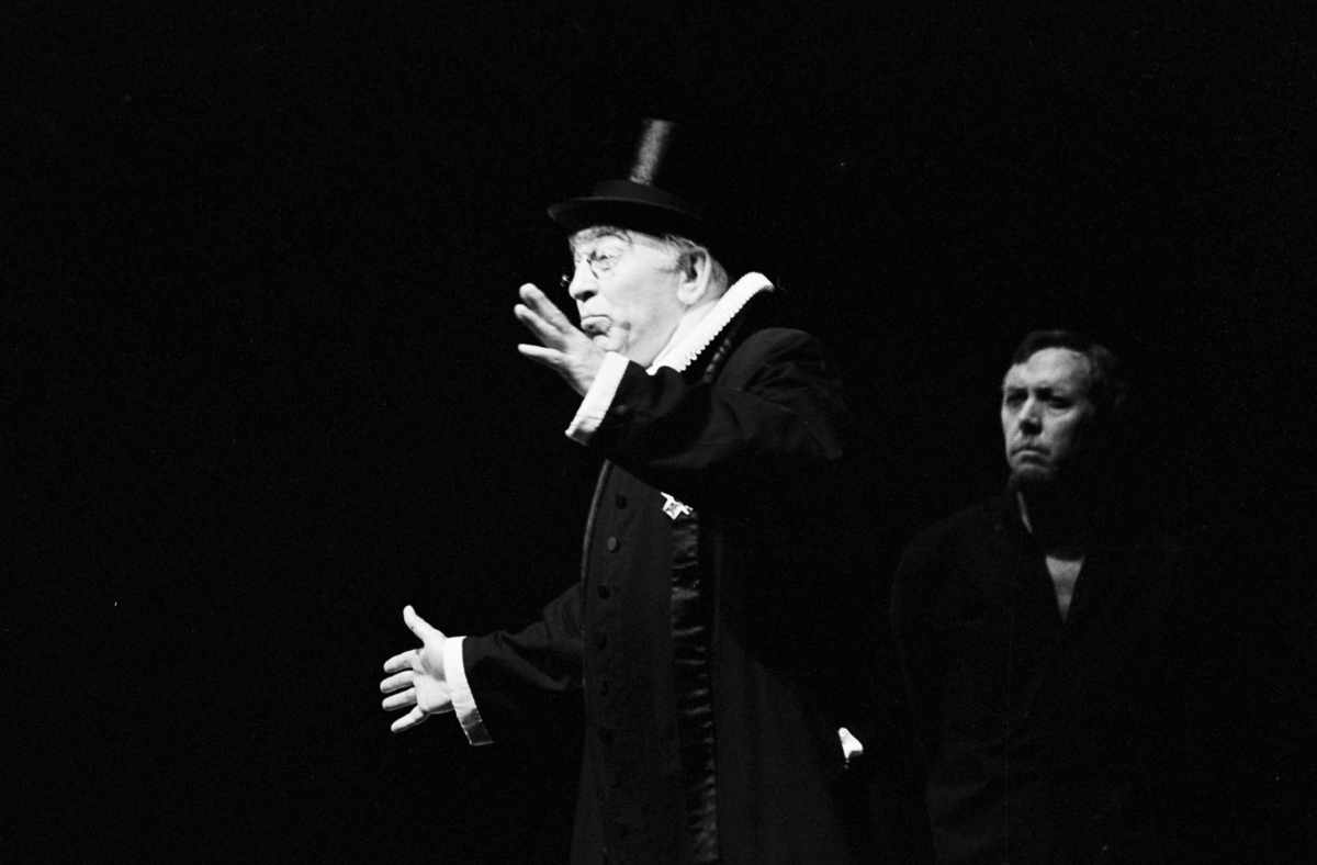 Scene fra Nationaltheaterets oppsetning av Henrik Ibsens "Brand". Forestillingen hadde premiere 10. juni 1978. Edith Roger hadde regi, Lubos Hruza scenografi og Per Lekang kostymer. Medvirkende var blant annet Per Theodor Haugen som Brand og Gunnar Olram som Prosten. 