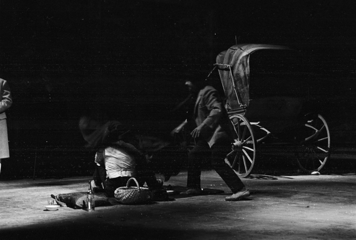 Scene fra Nationaltheaterets forestilling av Anton Tsjekhovs "Kirsebærhaven". Forestillingen hadde premiere 22. september 1971. Jan Kacer hadde regi og Lubos Hruza kostymer og scenografi. 