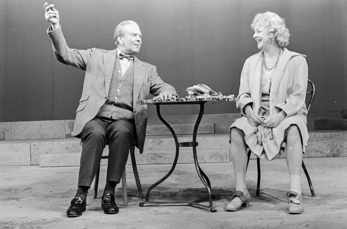 Scene fra Nationaltheaterets oppsetning av David Storeys "Hjem".  Forestillingen hadde premiere 27. oktober 1971. Kirsten Sørlie hadde regi og medvirkende var blant andre Per Aabel som Harry og Aase Bye som Katleen. 