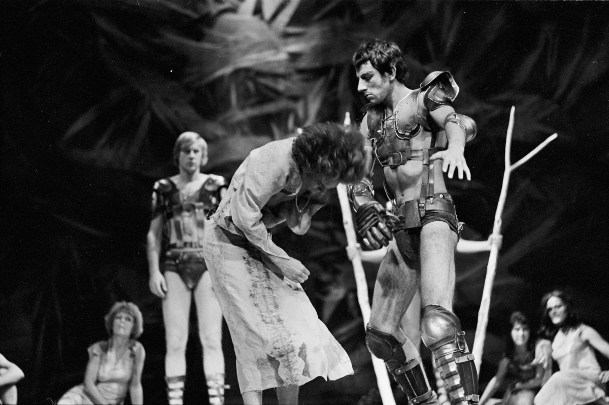 Scene fra Nationaltheaterets oppsetning av Euripides' "Bakkantinnene". Forestillingen hadde premiere 29. september 1973. Pål Løkkeberg hadde regi og Lubos Hruza kostymer og scenografi. 