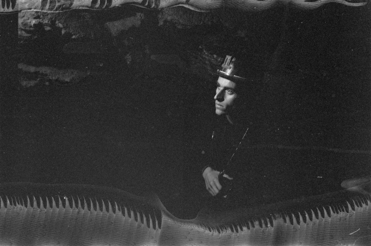 En mann, antakelig Frits Solvang, i en gruve på Røros.
