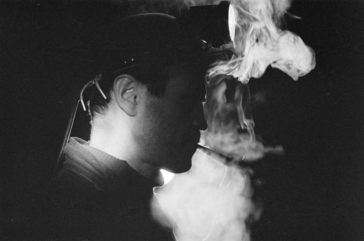 En gruvearbeider røyker pipe i en gruve på Røros.