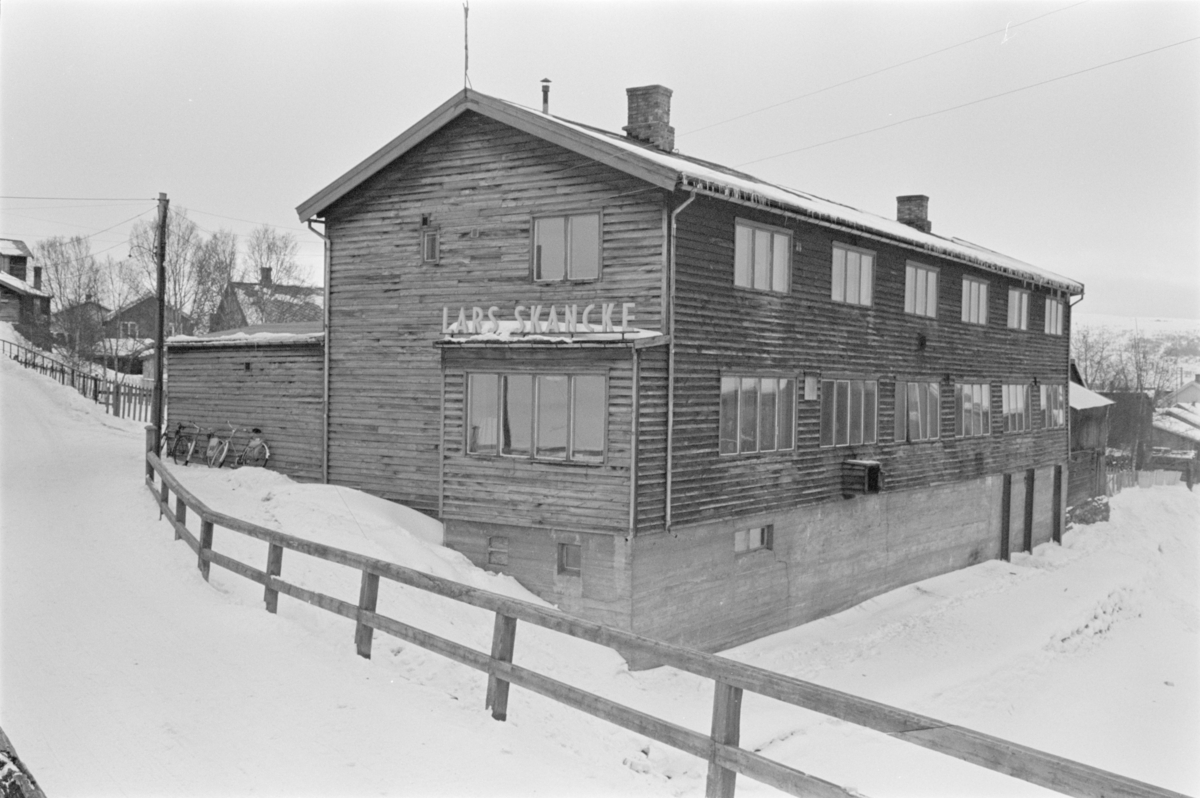 Trebygning med skiltet "Lars Skancke" på Røros.  