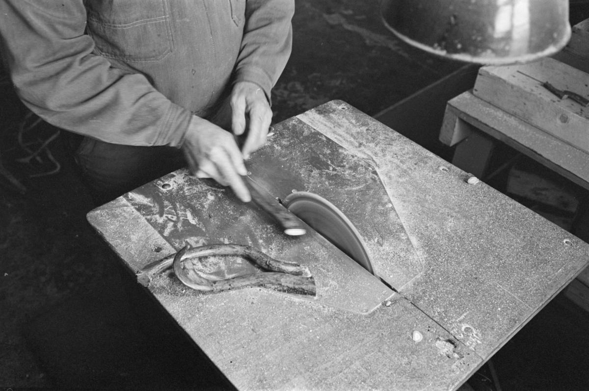Produksjon av kniver på Røros.