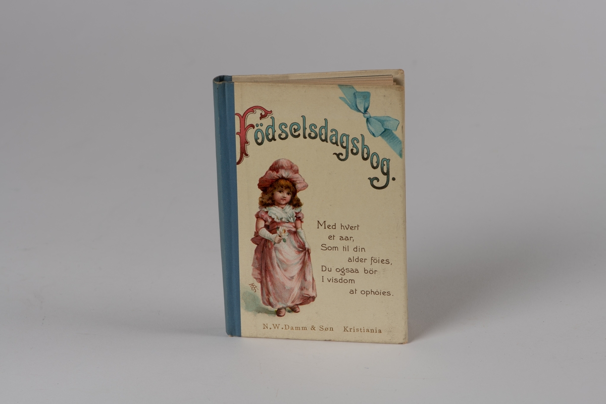 Fødselsdagbog, 2 stk. N. W.Damm & Søn, Kria. ca. 1904. 
a)  dedikasjon "  Til moder fra Gunnar. Julaften 04 12 011. 11
 Rygg grønn shirting. 10,7 x 9 cm. 
b)rygg blå shirting. 12,2 x 8,5 cm. 
Bøkene er en tanke forskjellige og representerer to forskjellige utgaver. 
a) litt slitt, b) god Tilstand.  

a) Tilhørt fru Sophie Krøger, f. Olsen 
b) frk. Ingrid Krøger eller søsteren Margr. Frederikke Strøm, f. Krøger.