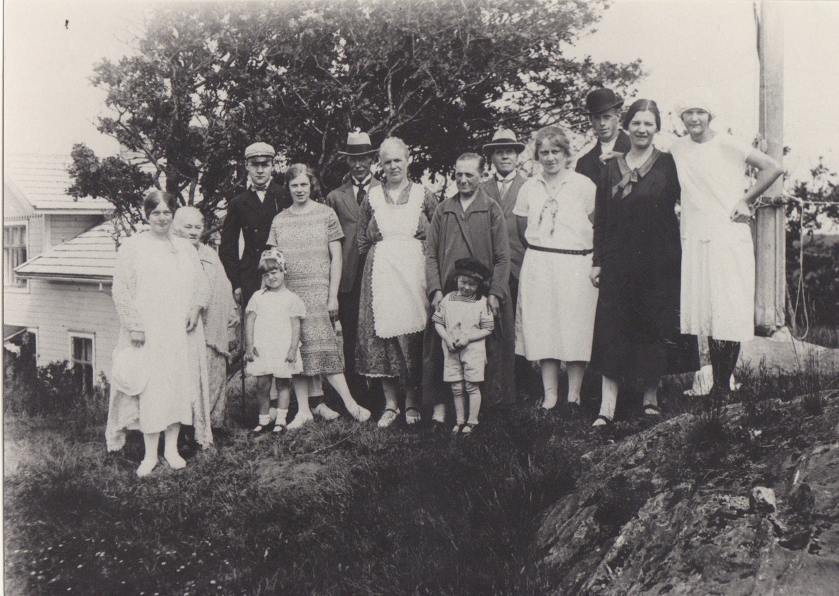 Boende och sommargäster poserar vid Labacka 1:2 "Lund" cirka 1930.
Mannen i hatt till höger är Axel Johansson. Snett framför i vit klänning med mörkt skärp står hustrun Lisa Johansson. 
I mitten med spetsförkläde står Selma Johansson och till vänster om henne maken Adolf Johansson (Axels föräldrar). Övriga är sommargäster.