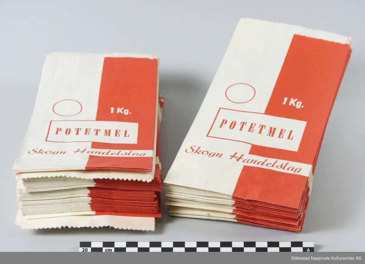 Poser/emballasje i papir, merket 1 kg POTETMEL, Skogn Handelslag. Hvit og rød pose. 114 stk