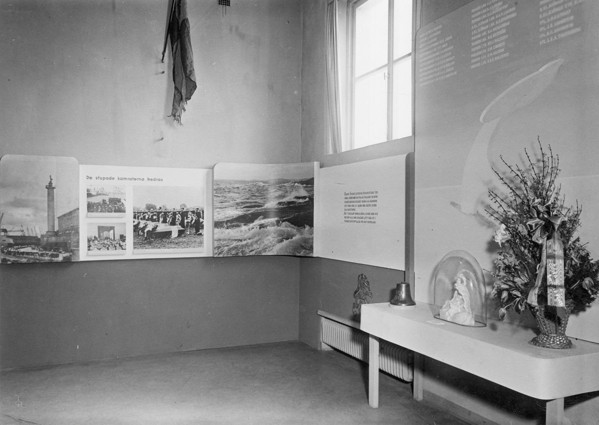 Minnesutställning i örlogsavdelningen över ubåten ULVEN som sänktes av en tysk mina den 16 april 1943. Uppställning med minnesstatyn "Ulvenmännen".