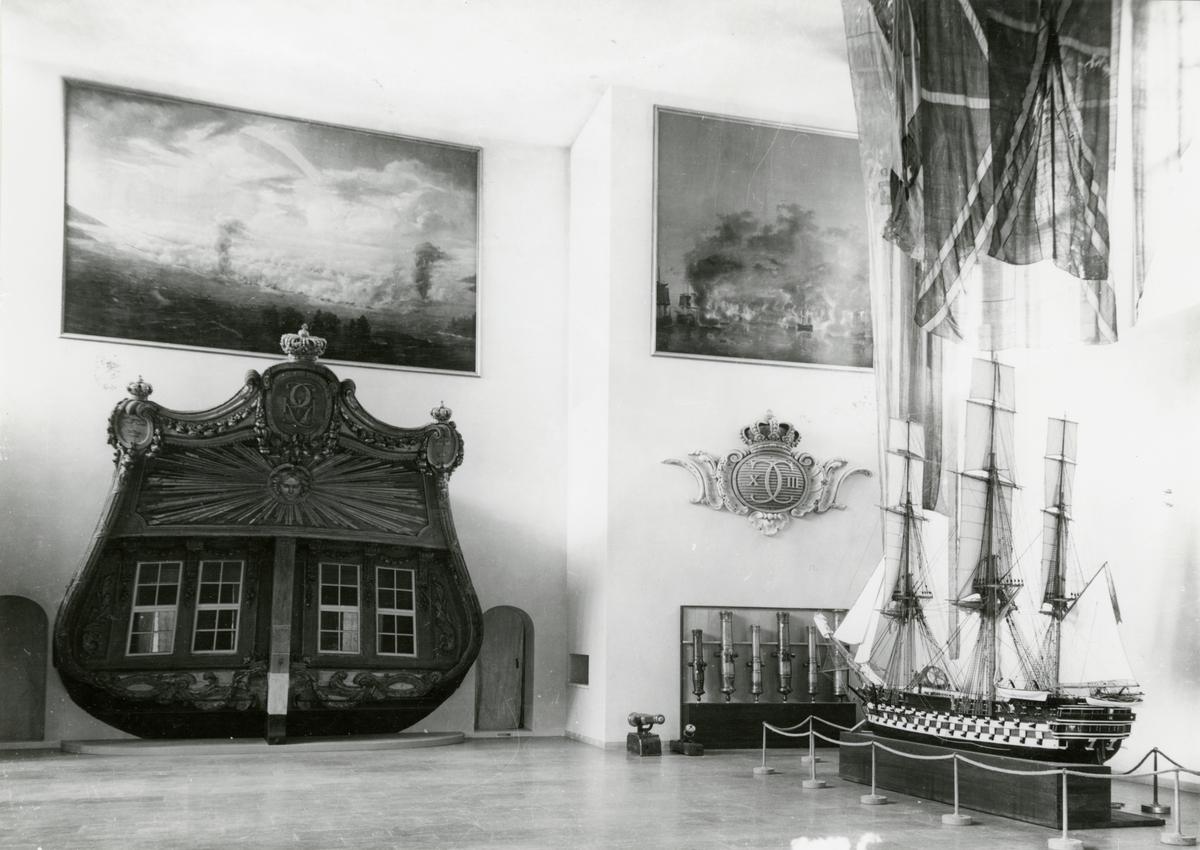 Utställning i Trofésalen i Örlogsavdelningen med fartygsmodell av skruvlinjeskeppet STOCKHOLM samt AMPHIONS kajuta.