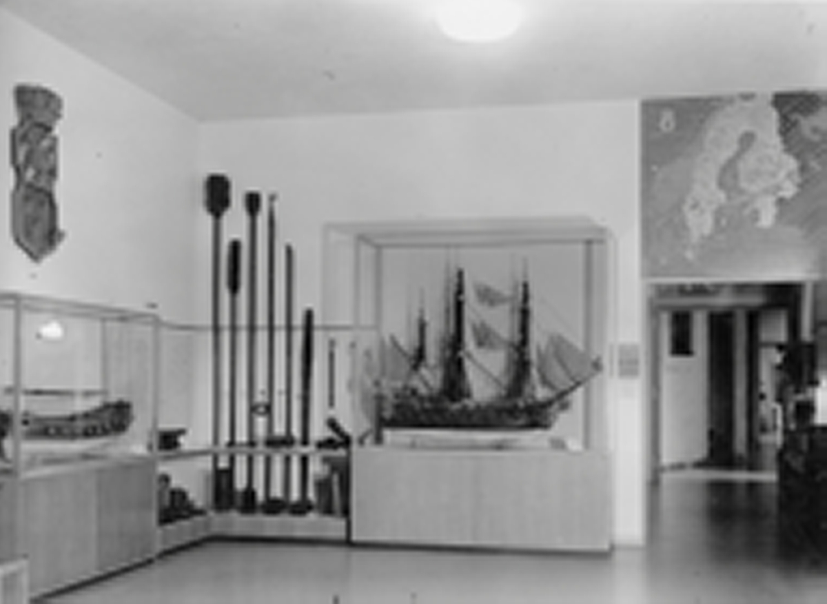 Utställning i Karl XI-salen, sal 2. Södra väggen och del av östra väggen. Fartygsmodeller i montrar m.m.